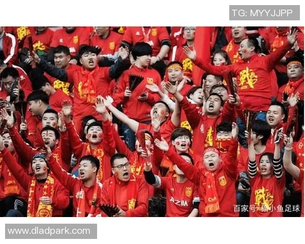 中国与韩国足球对决激情四溢球迷热情高涨期待精彩瞬间 中国与韩国足球对决激情四溢球迷热情高涨期待精彩瞬间